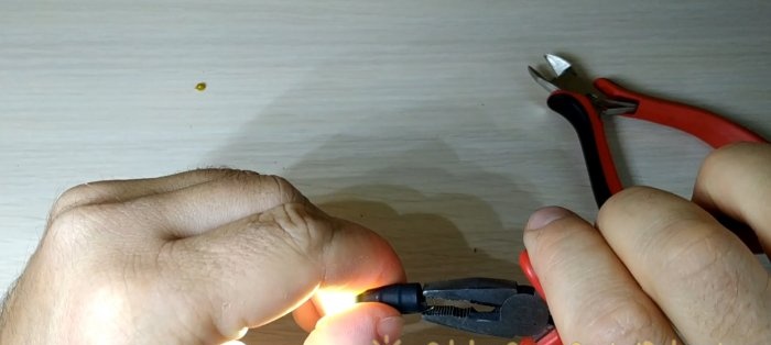 DIY mini flashlight keychain