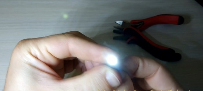 DIY mini flashlight keychain