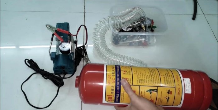 Come realizzare un ricevitore per un compressore da 12 V da un estintore