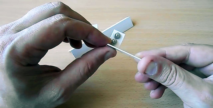 A simple device for controlling the correct angle when sharpening a knife by hand