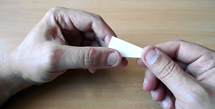 A simple device for controlling the correct angle when sharpening a knife by hand