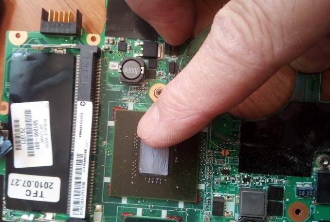 Cleaning your laptop from dust yourself