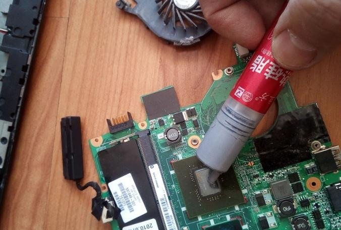 Cleaning your laptop from dust yourself