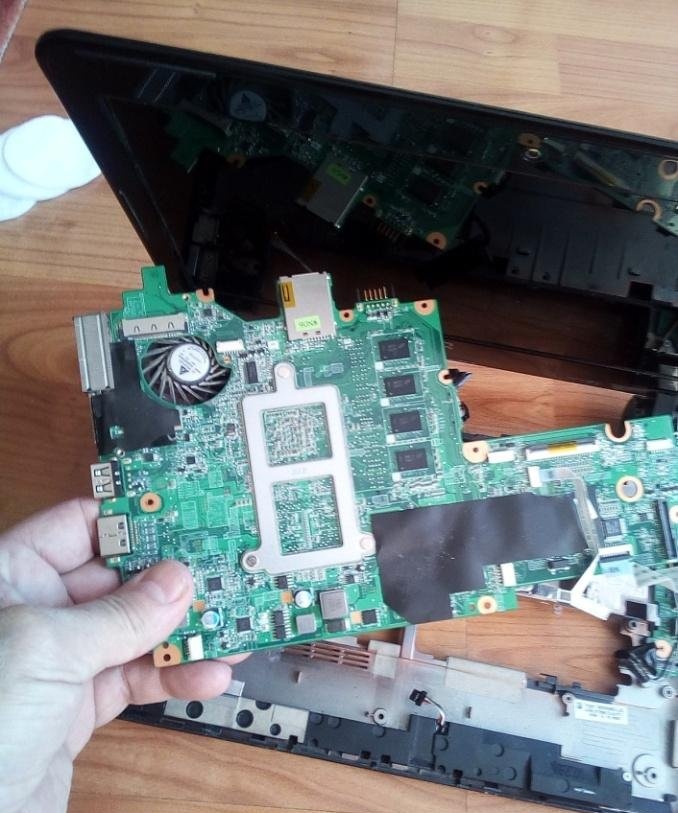 Cleaning your laptop from dust yourself