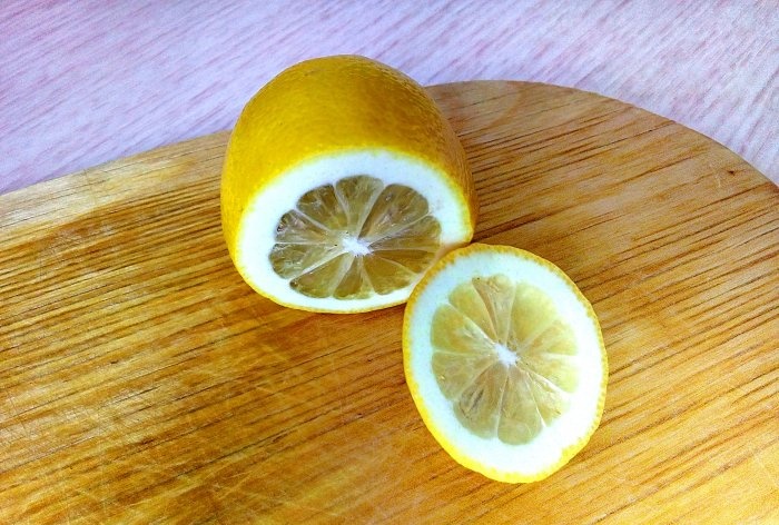 How to disinfect and remove odor from a cutting board