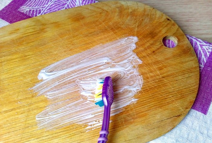 How to disinfect and remove odor from a cutting board