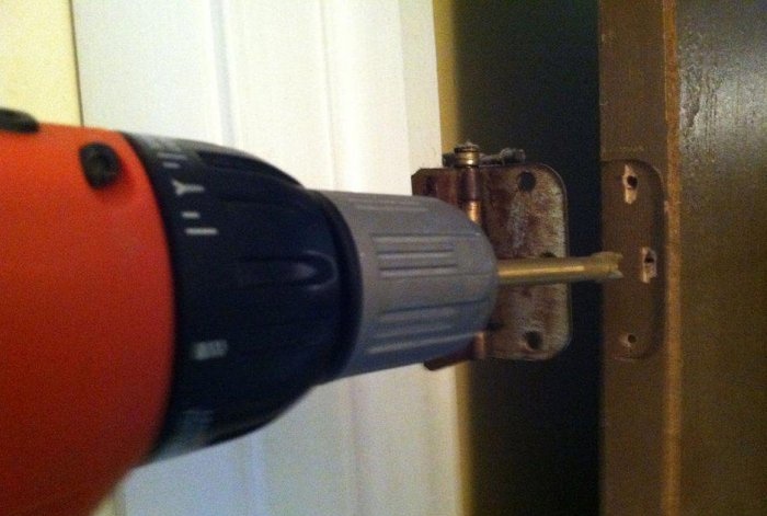 Restoring broken holes for door hinge screws