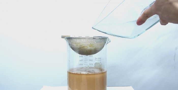 Extracting starch from potatoes