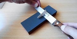 A simple device for controlling the correct angle when sharpening a knife by hand