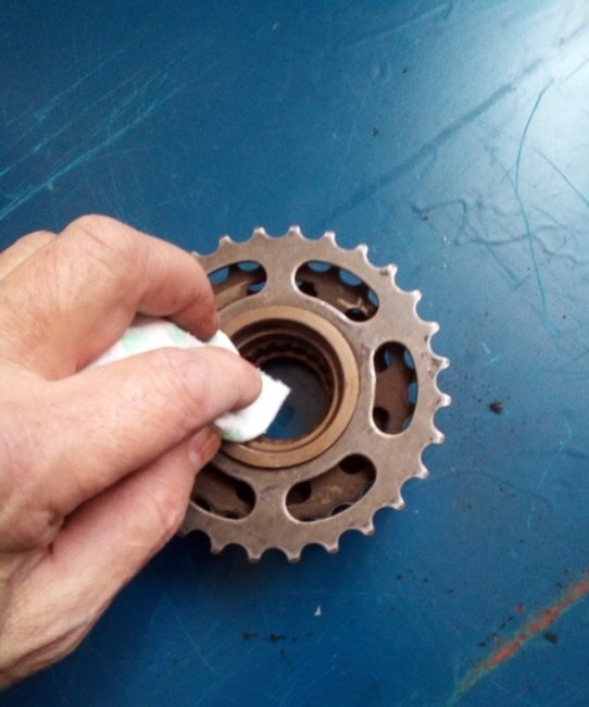 Disassembly, maintenance and assembly of the rear hub and ratchet of the bicycle wheel