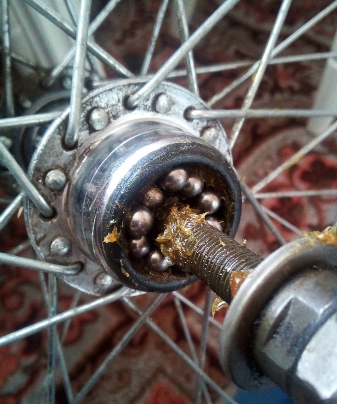 Disassembly, maintenance and assembly of the rear hub and ratchet of the bicycle wheel