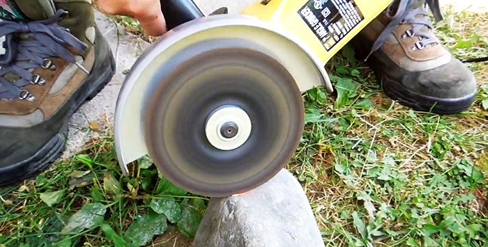 Quickly sharpening a chainsaw chain with a grinder