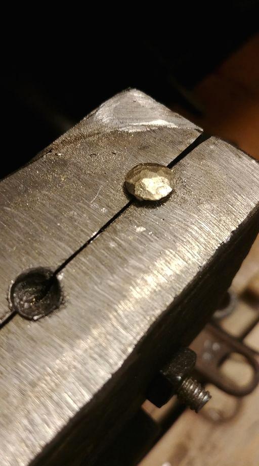 Rail lining rivet block