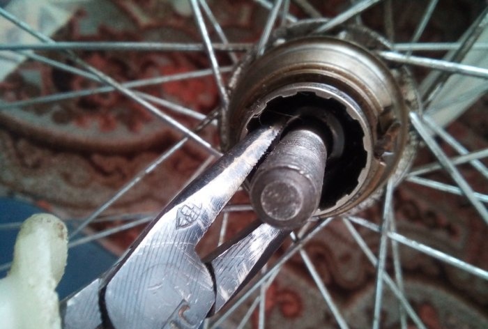 Disassembly, maintenance and assembly of the rear hub and ratchet of the bicycle wheel