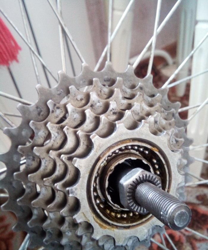 Disassembly, maintenance and assembly of the rear hub and ratchet of the bicycle wheel