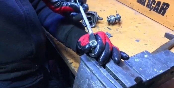 Do-it-yourself grinding cutting attachment for a screwdriver