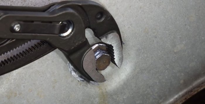 Five ways to unscrew a bolt with torn edges