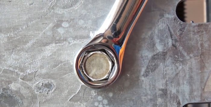 Five ways to unscrew a bolt with torn edges