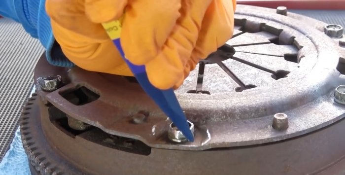 Five ways to unscrew a bolt with torn edges