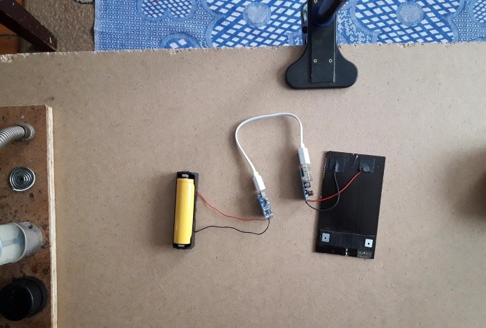 Autonomous power supply for antenna with amplifier from solar battery