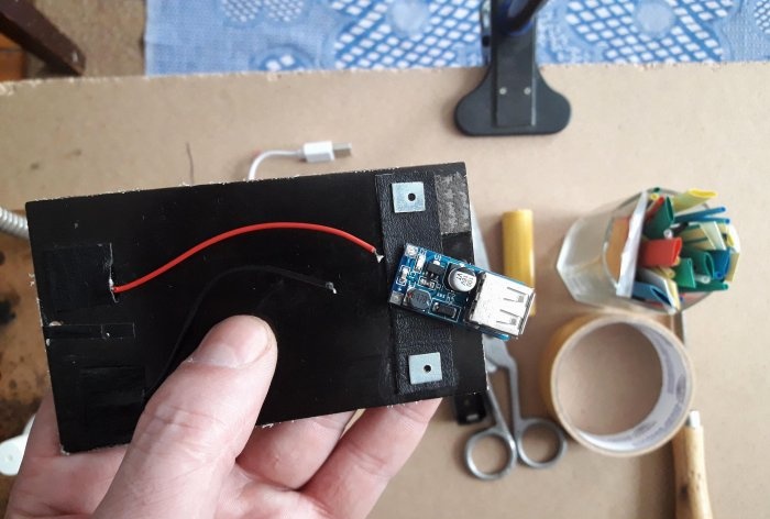 Autonomous power supply for antenna with amplifier from solar battery