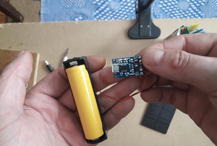 Autonomous power supply for antenna with amplifier from solar battery