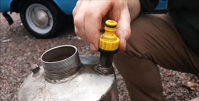 Powerful foam generator from a fire extinguisher