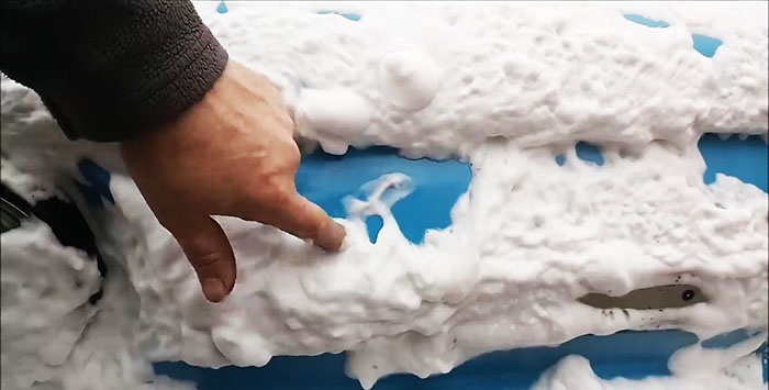 Powerful foam generator from a fire extinguisher