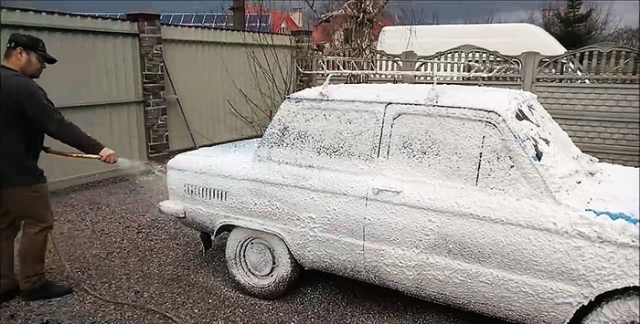 Powerful foam generator from a fire extinguisher