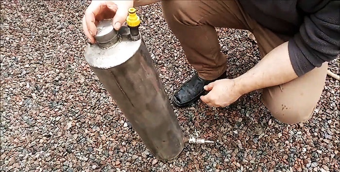 Powerful foam generator from a fire extinguisher