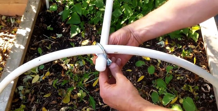 A simple greenhouse made of PVC pipes with your own hands