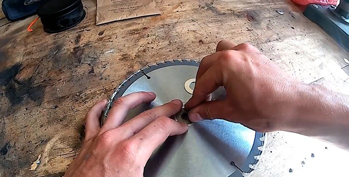 How to install a saw blade on a trimmer