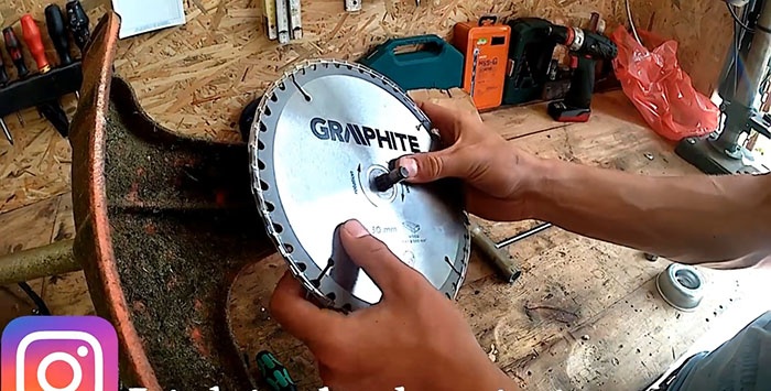 How to install a saw blade on a trimmer