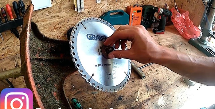 How to install a saw blade on a trimmer