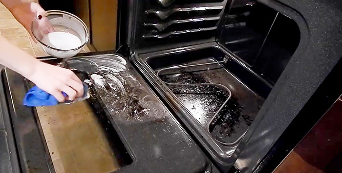 How to Clean the Oven Using Baking Soda and Vinegar