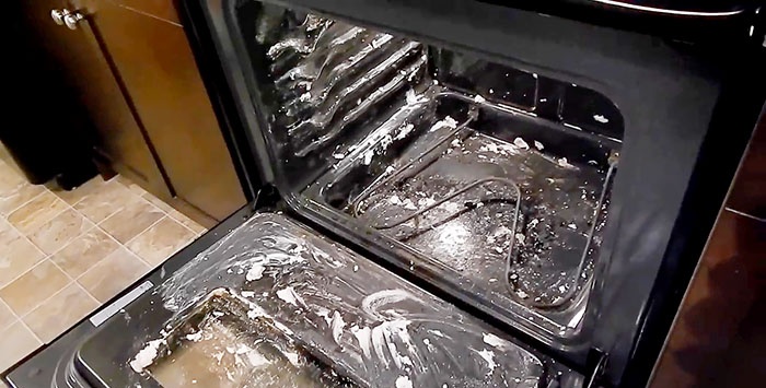 How to Clean the Oven Using Baking Soda and Vinegar