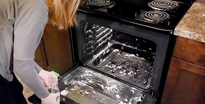 How to Clean the Oven Using Baking Soda and Vinegar