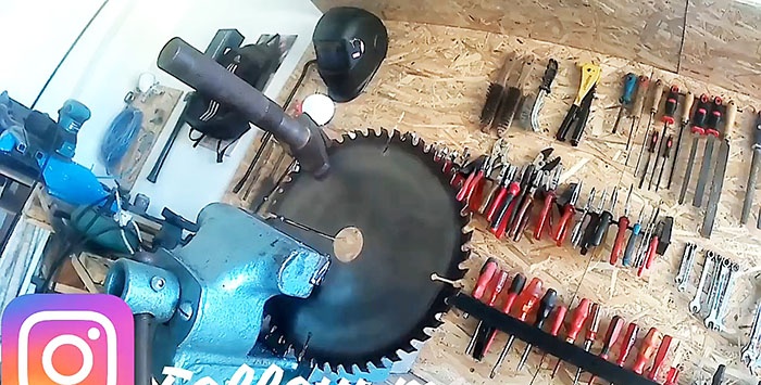 How to make a garden auger from a saw blade