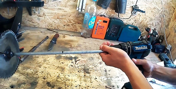 How to make a garden auger from a saw blade