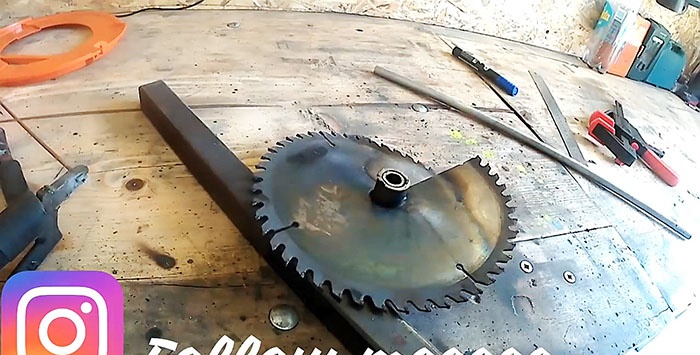 How to make a garden auger from a saw blade