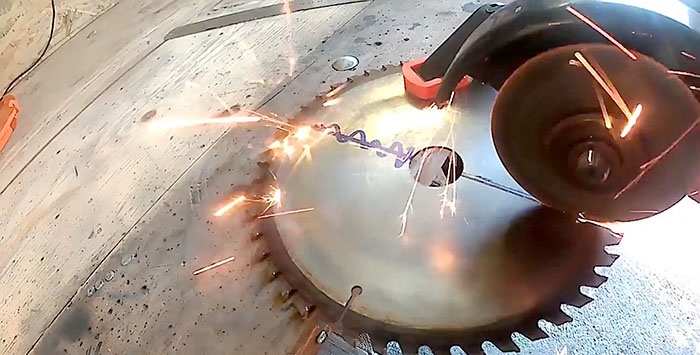 How to make a garden auger from a saw blade