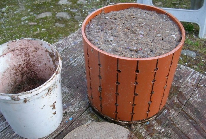 Production of fuel briquettes from sawdust and paper