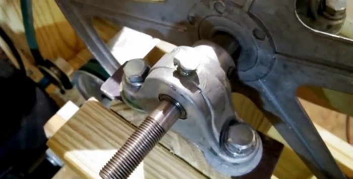 Mechanical drive for sledgehammer