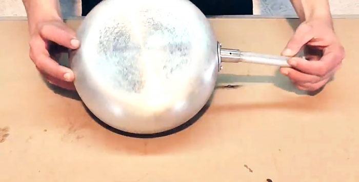 How to easily clean a frying pan from carbon deposits without chemicals