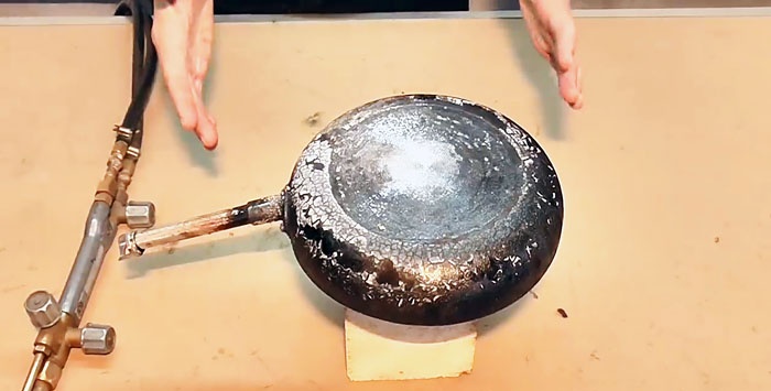 How to easily clean a frying pan from carbon deposits without chemicals