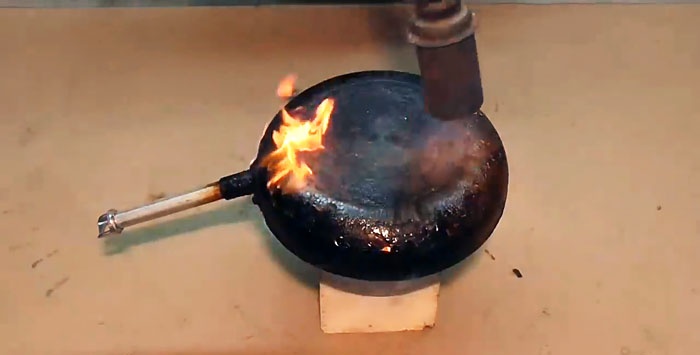 How to easily clean a frying pan from carbon deposits without chemicals