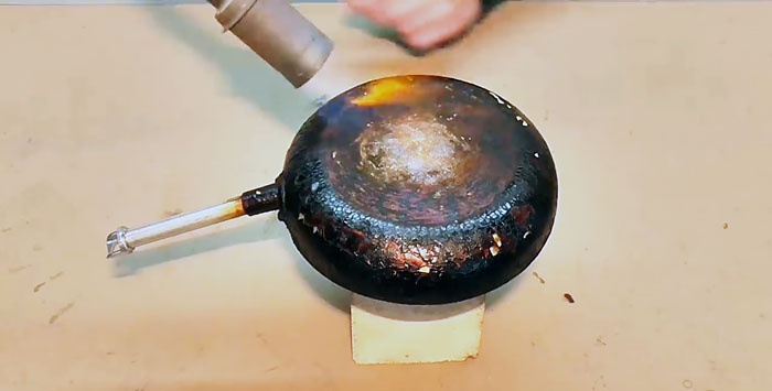 How to easily clean a frying pan from carbon deposits without chemicals