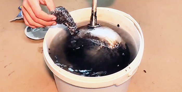 How to easily clean a frying pan from carbon deposits without chemicals