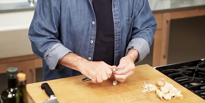 How to quickly peel and chop garlic - chef's advice