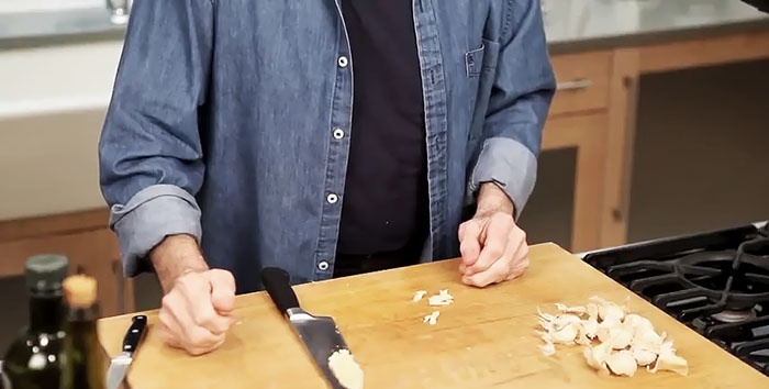 How to quickly peel and chop garlic - chef's advice